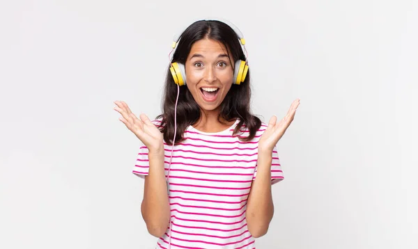 Joven Mujer Hispana Sintiéndose Feliz Asombrada Por Algo Increíble Escuchando — Foto de Stock