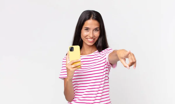 Giovane Donna Ispanica Che Punta Alla Macchina Fotografica Scegliendo Tenendo — Foto Stock