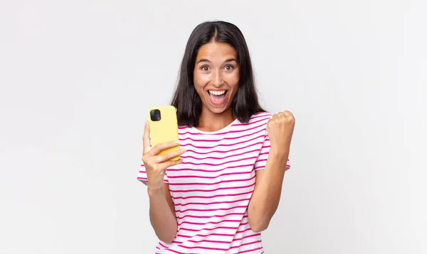 Joven Mujer Hispana Sintiéndose Conmocionada Riendo Celebrando Éxito Sosteniendo Teléfono — Foto de Stock