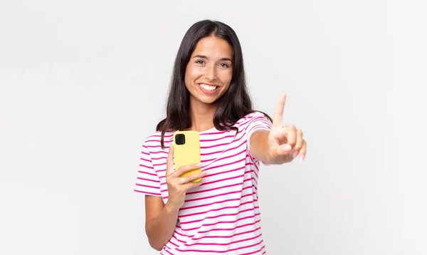 Giovane Donna Ispanica Sorridente Amichevole Mostrando Numero Uno Tenendo Mano — Foto Stock