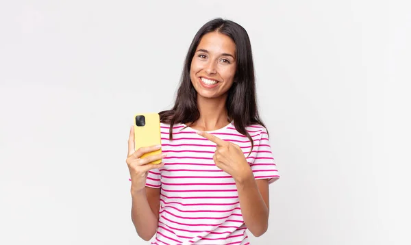 Giovane Donna Ispanica Sorridendo Allegramente Sentendosi Felice Indicando Lato Tenendo — Foto Stock