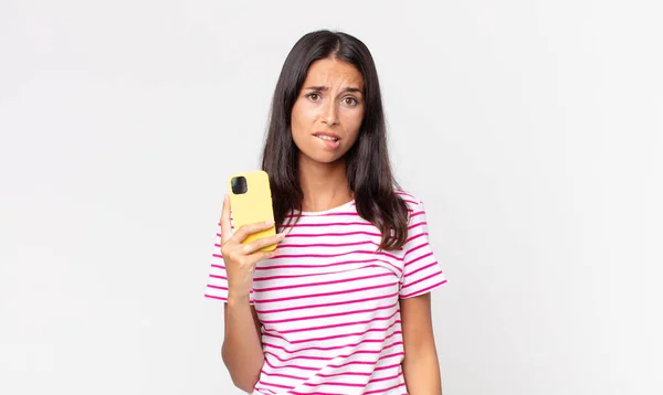 Joven Mujer Hispana Mirando Perpleja Confundida Sosteniendo Teléfono Inteligente — Foto de Stock