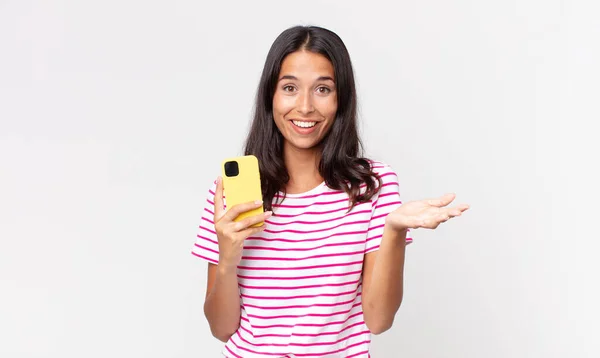 Joven Hispana Sintiéndose Feliz Sorprendida Encontrar Una Solución Idea Sosteniendo — Foto de Stock