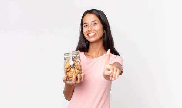 Joven Mujer Hispana Sonriendo Orgullosa Confiadamente Haciendo Número Uno Sosteniendo — Foto de Stock