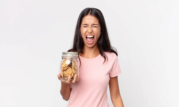 Giovane Donna Ispanica Urlando Aggressivamente Guardando Molto Arrabbiato Tenendo Una — Foto Stock