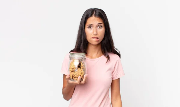 Joven Mujer Hispana Mirando Perpleja Confundida Sosteniendo Una Botella Vidrio — Foto de Stock