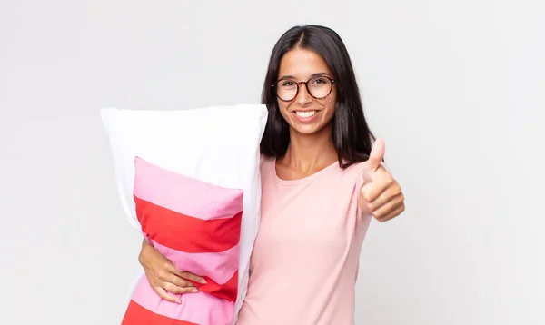 Jovem Hispânica Sentindo Orgulhoso Sorrindo Positivamente Com Polegares Para Cima — Fotografia de Stock