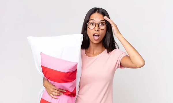 Jovem Hispânico Mulher Olhando Feliz Surpreso Surpreso Vestindo Pijama Segurando — Fotografia de Stock