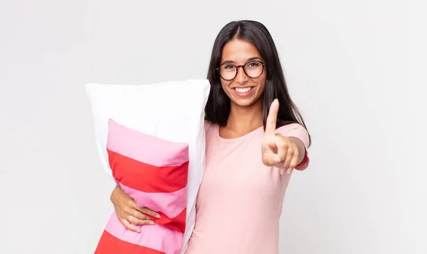 Jovem Hispânico Mulher Sorrindo Orgulhosamente Confiantemente Fazendo Número Vestindo Pijama — Fotografia de Stock