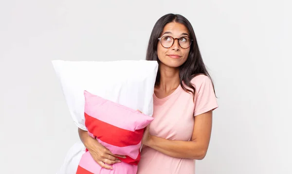 Ung Latinamerikansk Kvinna Skakar Känner Sig Förvirrad Och Osäker Pyjamas — Stockfoto