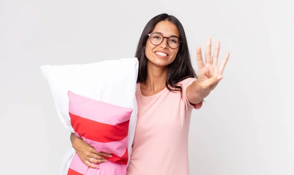 Jovem Hispânico Mulher Sorrindo Olhando Amigável Mostrando Número Quatro Vestindo — Fotografia de Stock