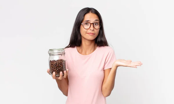 Junge Hispanische Frau Die Sich Verwirrt Und Verwirrt Fühlt Und — Stockfoto