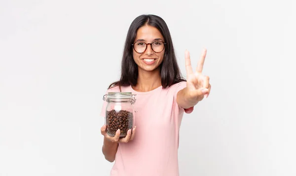 Giovane Donna Ispanica Sorridente Dall Aspetto Amichevole Mostrando Numero Due — Foto Stock