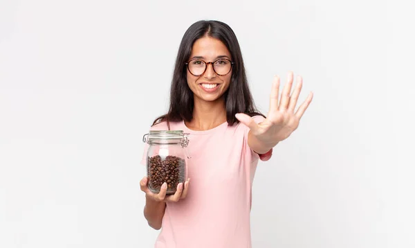 Jovem Hispânico Mulher Sorrindo Olhando Amigável Mostrando Número Cinco Segurando — Fotografia de Stock