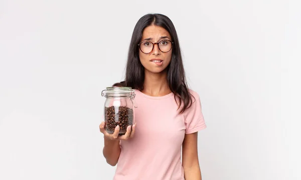 Joven Mujer Hispana Mirando Perpleja Confundida Sosteniendo Una Botella Granos — Foto de Stock