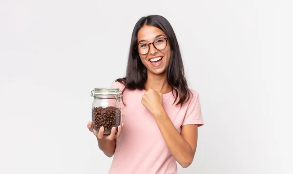 Junge Hispanische Frau Die Sich Glücklich Fühlt Und Vor Einer — Stockfoto