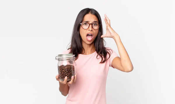 Junge Hispanische Frau Schreit Mit Erhobenen Händen Der Luft Und — Stockfoto