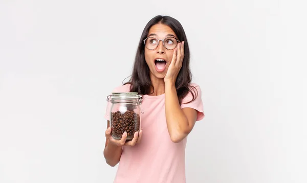 Fiatal Spanyol Érzés Boldog Izgatott Meglepett Kezében Egy Kávébab Üveg — Stock Fotó