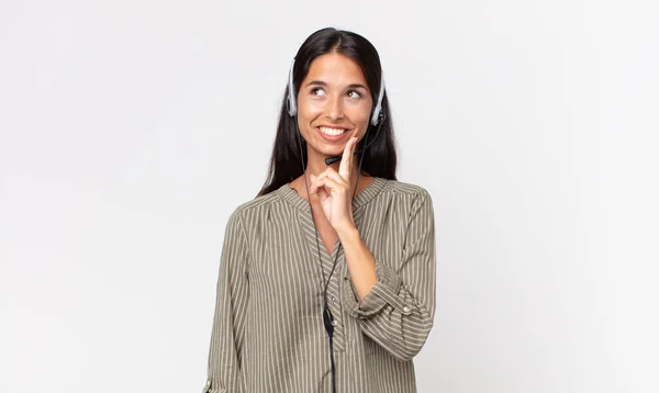 Jovem Hispânica Sorrindo Feliz Sonhando Acordado Duvidando Com Fone Ouvido — Fotografia de Stock