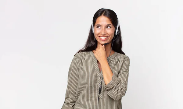 Joven Mujer Hispana Sonriendo Con Una Expresión Feliz Segura Con — Foto de Stock