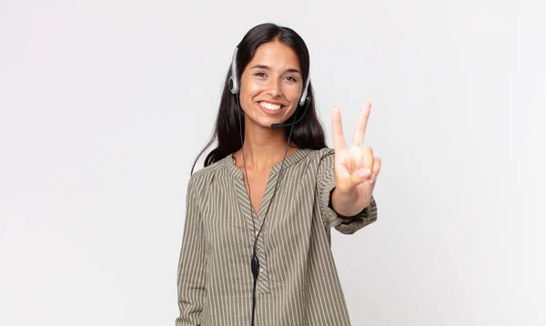 Jovem Hispânica Sorrindo Parecendo Feliz Gesticulando Vitória Paz Com Fone — Fotografia de Stock