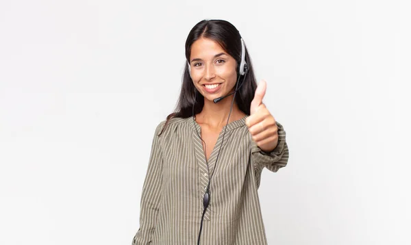 Jeune Femme Hispanique Sentant Fière Souriant Positivement Avec Les Pouces — Photo