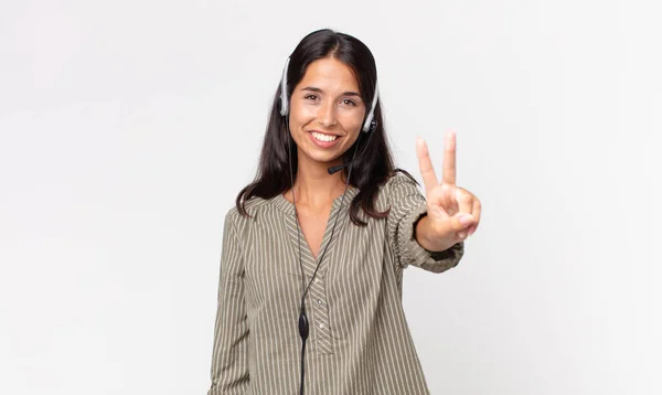 Joven Mujer Hispana Sonriendo Luciendo Amigable Mostrando Número Dos Con — Foto de Stock