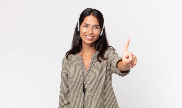 Jovem Hispânico Mulher Sorrindo Olhando Amigável Mostrando Número Com Fone — Fotografia de Stock