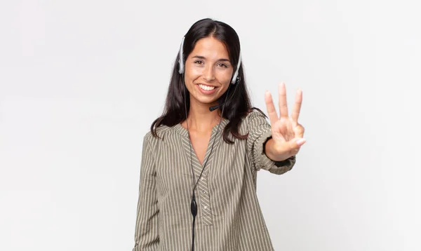 Jovem Hispânica Sorrindo Olhando Amigável Mostrando Número Três Com Fone — Fotografia de Stock