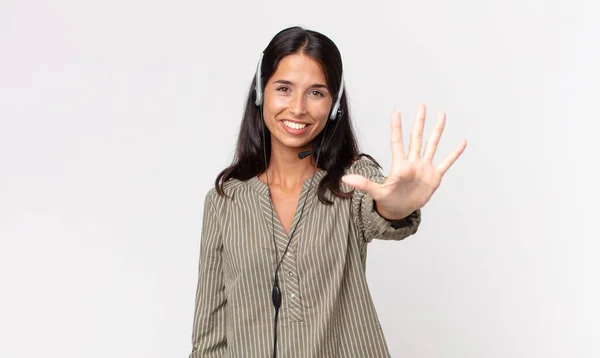 Junge Hispanische Frau Die Freundlich Lächelt Und Nummer Fünf Mit — Stockfoto