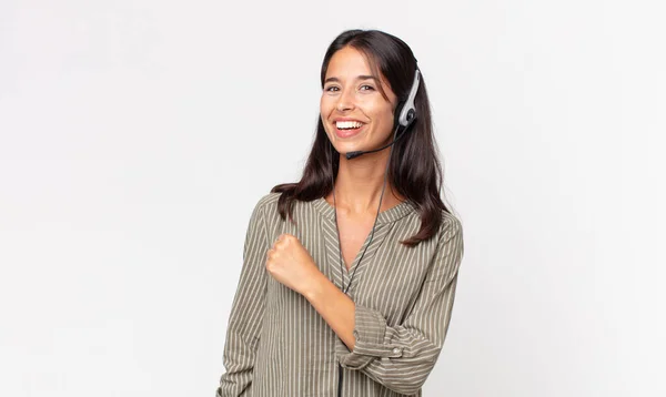 Joven Hispana Sintiéndose Feliz Enfrentándose Reto Celebrando Con Auricular Concepto — Foto de Stock