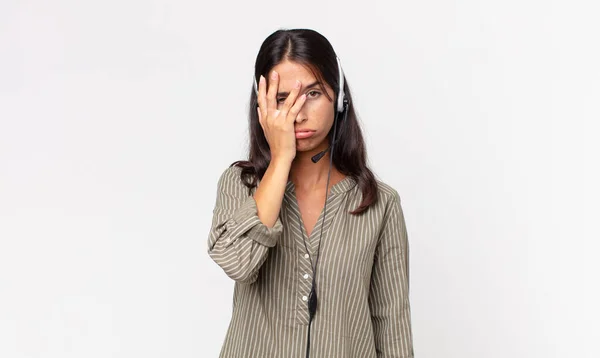 Ung Latinamerikansk Kvinna Känner Sig Uttråkad Frustrerad Och Sömnig Efter — Stockfoto