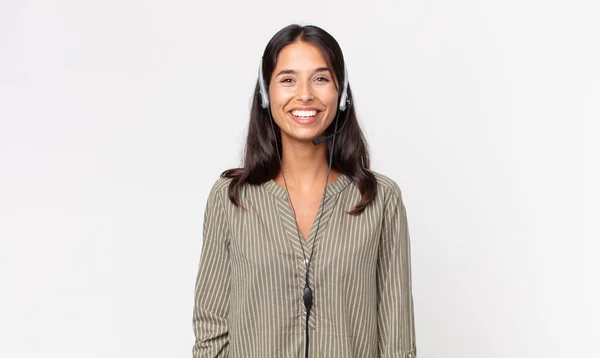 Joven Mujer Hispana Que Feliz Gratamente Sorprendida Con Auricular Concepto —  Fotos de Stock