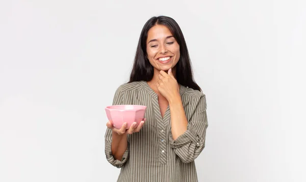 Jonge Spaanse Vrouw Glimlachend Met Een Vrolijke Zelfverzekerde Uitdrukking Met — Stockfoto