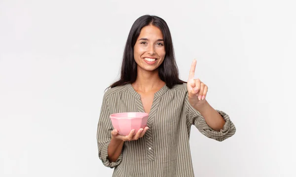 Jovem Hispânico Mulher Sorrindo Olhando Amigável Mostrando Número Segurando Uma — Fotografia de Stock