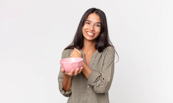 Jonge Spaanse Vrouw Zich Gelukkig Voelen Geconfronteerd Met Een Uitdaging — Stockfoto