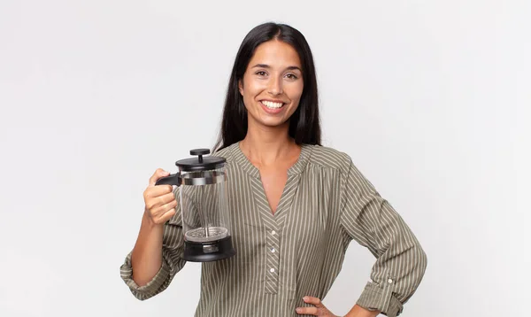 Jovem Hispânico Mulher Sorrindo Feliz Com Uma Mão Quadril Confiante — Fotografia de Stock