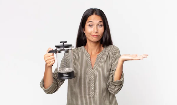 Jovem Hispânica Sentindo Confuso Confuso Duvidar Segurando Uma Cafeteira Manual — Fotografia de Stock