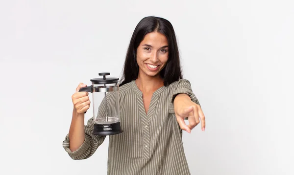 Junge Hispanische Frau Zeigt Auf Kamera Und Hält Eine Manuelle — Stockfoto