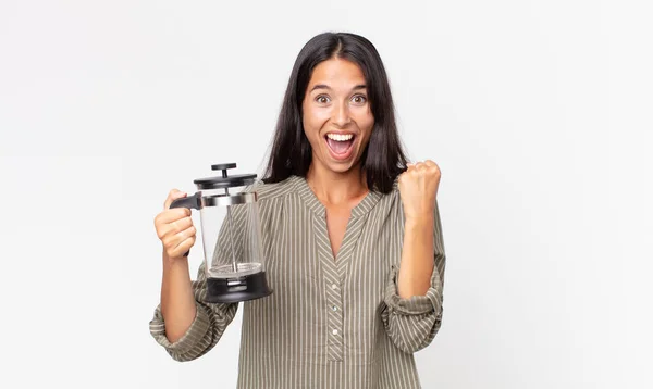 Jovem Hispânica Sentindo Chocado Rindo Celebrando Sucesso Segurando Uma Cafeteira — Fotografia de Stock