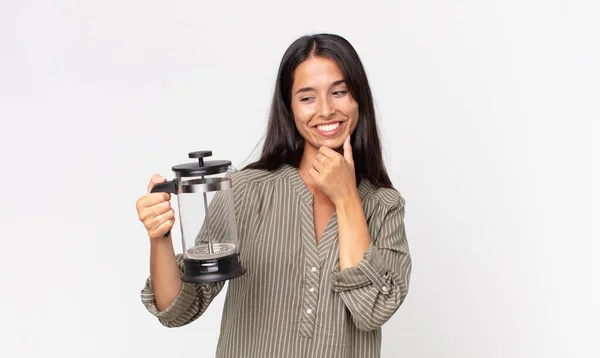 Junge Hispanische Frau Mit Fröhlichem Selbstbewusstem Gesichtsausdruck Die Hand Kinn — Stockfoto