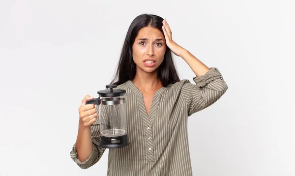 Jeune Femme Hispanique Sentant Stressée Anxieuse Effrayée Les Mains Sur — Photo