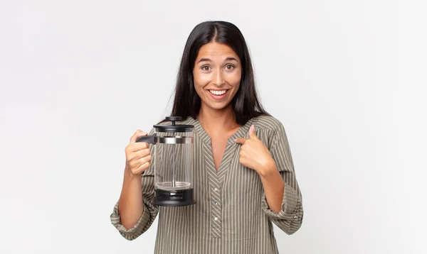 Junge Hispanische Frau Fühlt Sich Glücklich Und Zeigt Auf Sich — Stockfoto