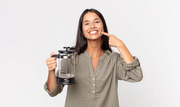 Jovem Hispânico Mulher Sorrindo Confiantemente Apontando Para Próprio Sorriso Largo — Fotografia de Stock