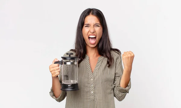 Junge Hispanische Frau Schreit Aggressiv Mit Wütendem Gesichtsausdruck Und Hält — Stockfoto