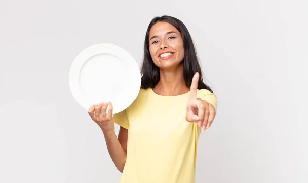 Jovem Hispânico Mulher Sorrindo Orgulhosamente Confiantemente Fazendo Número Segurando Uma — Fotografia de Stock