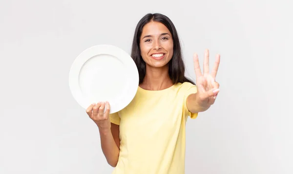 Jovem Hispânico Mulher Sorrindo Olhando Amigável Mostrando Número Três Segurando — Fotografia de Stock