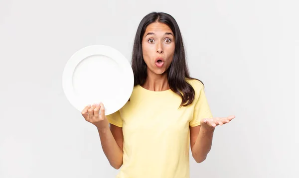 Young Hispanic Woman Amazed Shocked Astonished Unbelievable Surprise Holding Empty — Stock Photo, Image