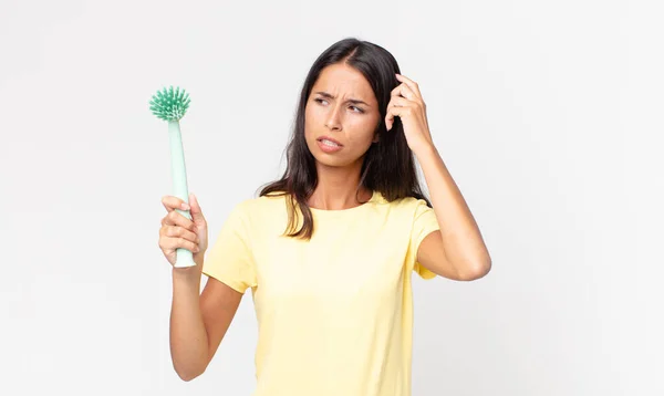 Young Hispanic Woman Feeling Puzzled Confused Scratching Head Holding Dish — Stock Photo, Image