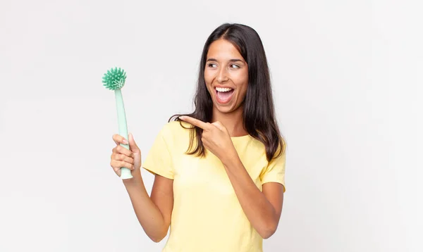 Young Hispanic Woman Looking Excited Surprised Pointing Side Holding Dish — Stock Photo, Image